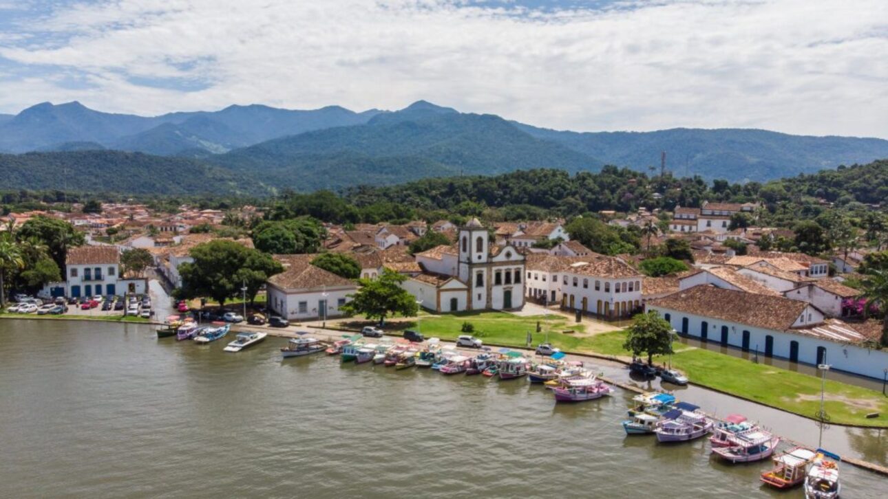 Paraty preserva playas, naturaleza y centro histórico colonial, manteniendo tradiciones y encanto único que hacen que el visitante sienta que ha vuelto en el tiempo.