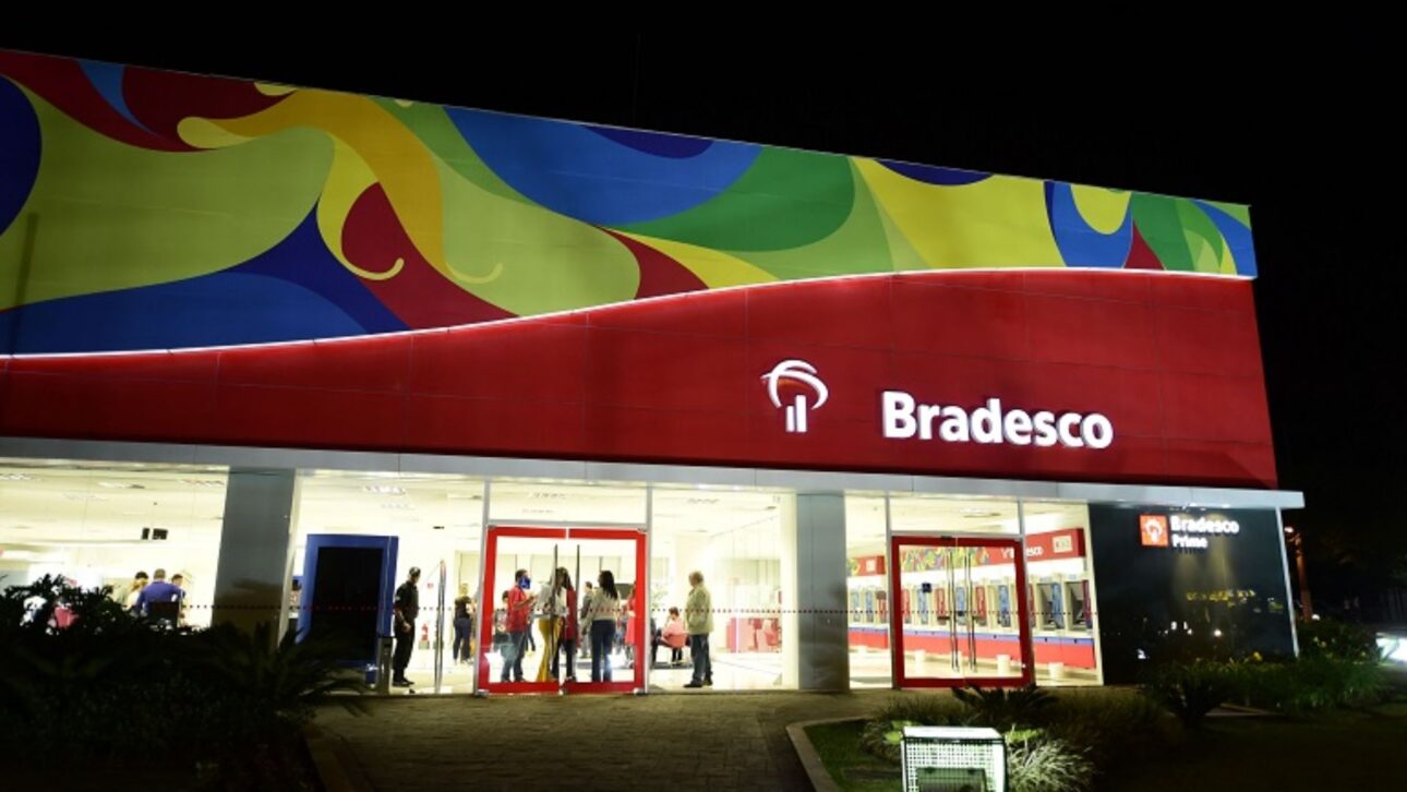 Conductor devuelve depósito de R$ 131 millones realizado por error y enfrenta tarifas y disputa judicial con Bradesco tras error bancario.