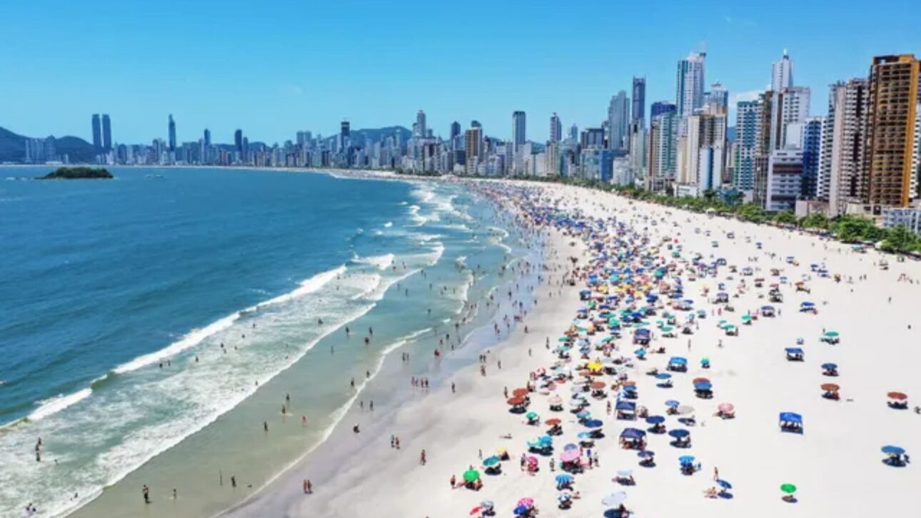 Balneário Camboriú refuerza reglas en la playa, restringe deportes en la arena y intensifica fiscalización para garantizar seguridad y organización en la alta temporada.