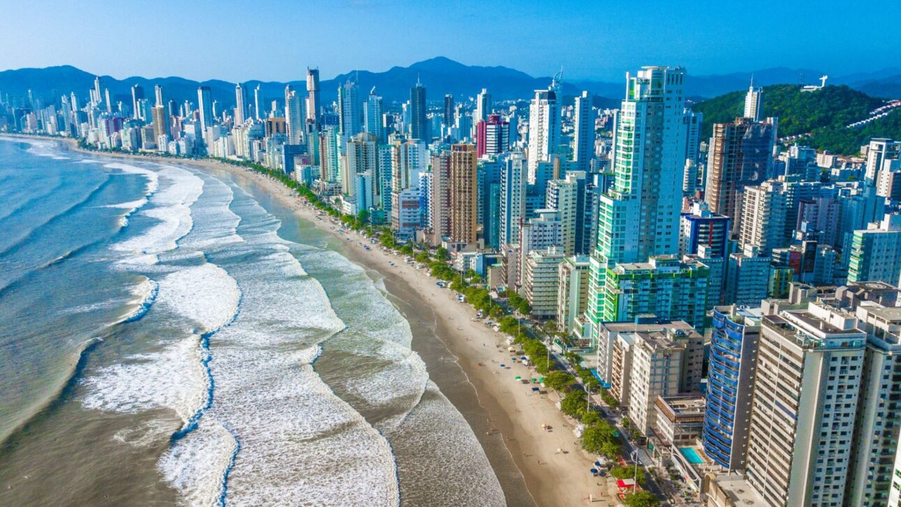 Balneário Camboriú refuerza reglas en la playa, restringe deportes en la arena y intensifica fiscalización para garantizar seguridad y organización en la alta temporada.