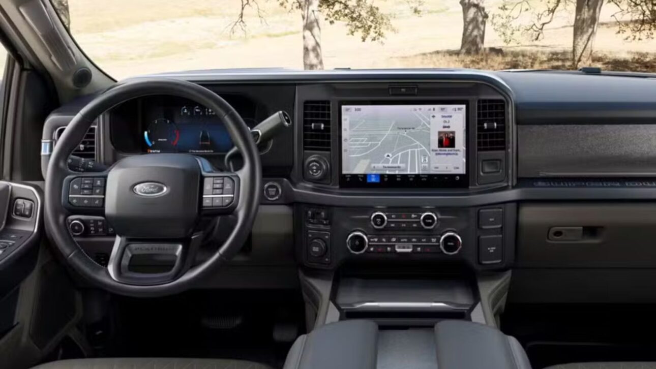 Zé Neto importa Ford F-450 Super Duty 2025, pick-up gigante com motor V8, alto luxo e capacidade para rebocar quase 15 toneladas.