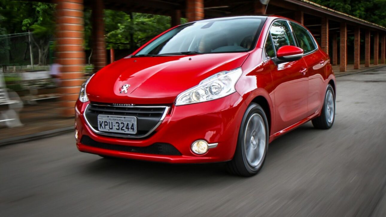 Peugeot 208 Griffe 2014 tiene motor 1.6, hasta 12,9 km/l, techo panorámico y aire digital de doble zona, con precios a partir de R$ 32 mil en el mercado de usados.
