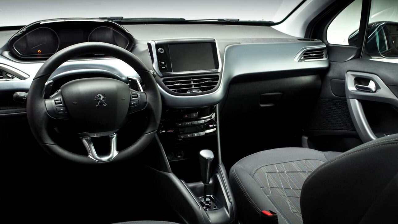 Peugeot 208 Griffe 2014 tiene motor 1.6, hasta 12,9 km/l, techo panorámico y aire digital de doble zona, con precios a partir de R$ 32 mil en el mercado de usados.