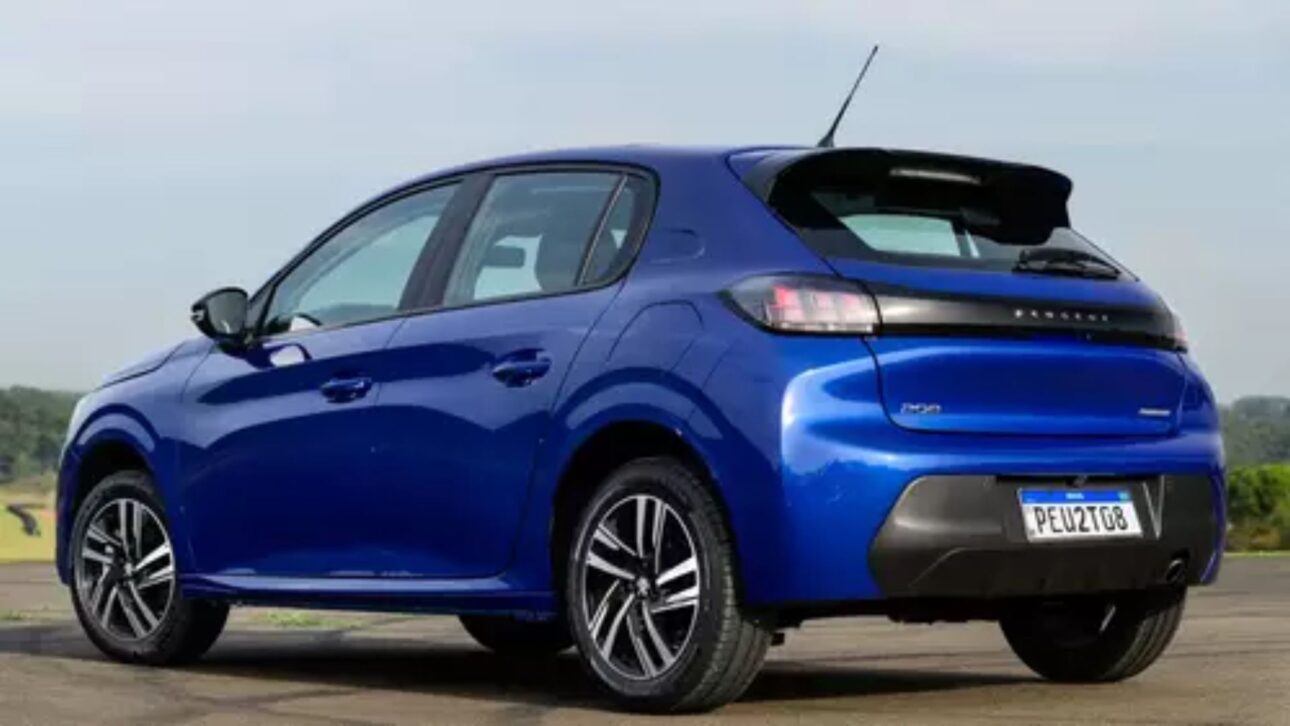 Peugeot 208 Griffe 2014 tiene motor 1.6, hasta 12,9 km/l, techo panorámico y aire digital de doble zona, con precios a partir de R$ 32 mil en el mercado de usados.