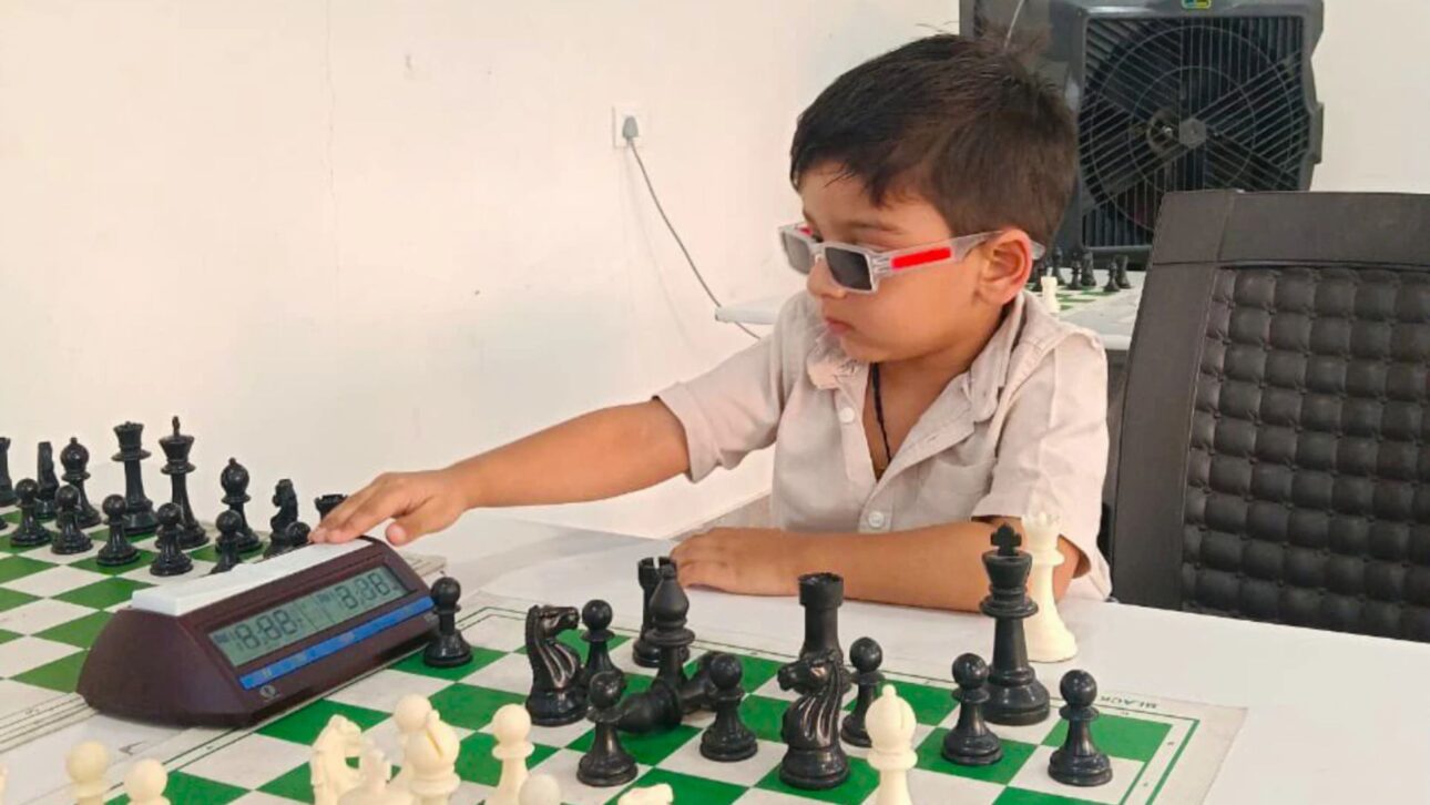 Indiano de 3 anos quebra recorde mundial ao se tornar o jogador mais jovem da FIDE após vencer profissionais em torneios oficiais de xadrez.