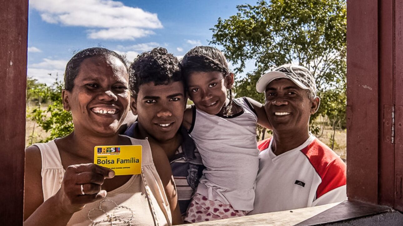 Brasil alcanza caída histórica de la pobreza y desigualdad en 2024, impulsionado por programas sociales y mejora del mercado de trabajo.