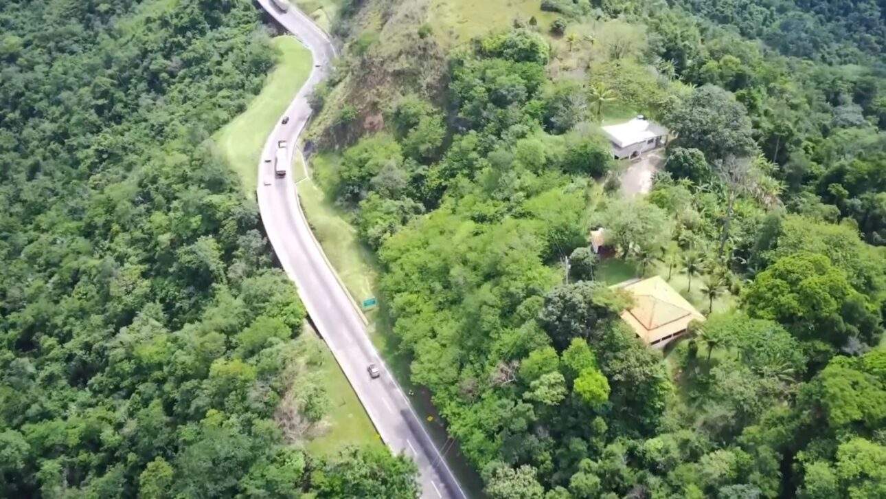 Obras en la Serra das Araras transformam la Dutra con nuevas pistas, 24 viaductos y R$ 1,5 bi en inversiones, ampliando seguridad y fluidez.