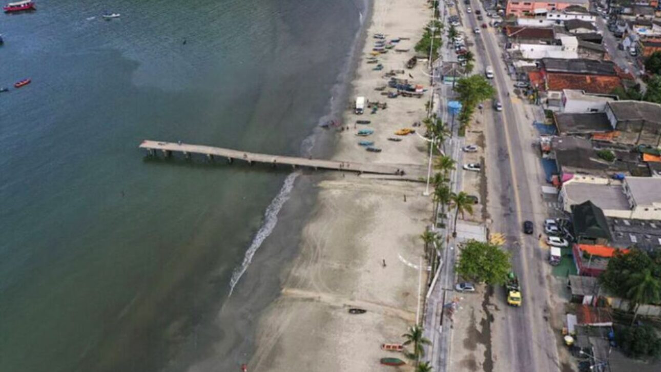 Playa de Perequê, en Guarujá, lidera índices de polución y sigue atrayendo visitantes incluso con balneabilidad impropia casi todo el año.