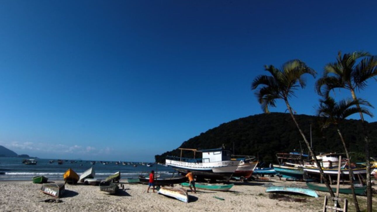 Playa de Perequê, en Guarujá, lidera índices de polución y sigue atrayendo visitantes incluso con balneabilidad impropia casi todo el año.