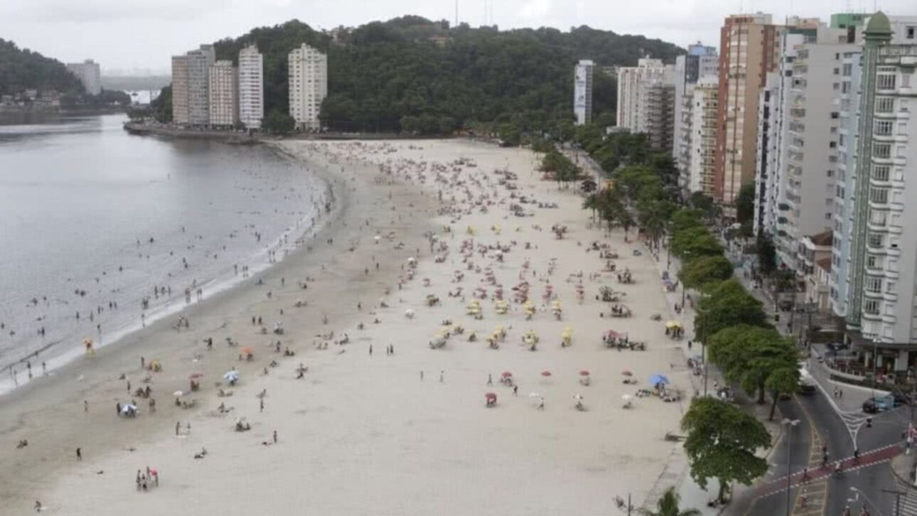 Playa de Perequê, en Guarujá, lidera índices de polución y sigue atrayendo visitantes incluso con balneabilidad impropia casi todo el año.