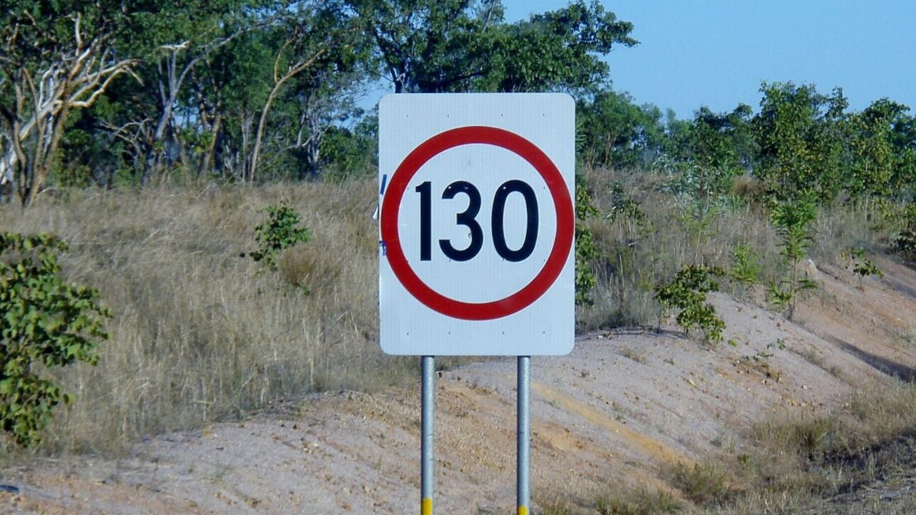 Límite de 130 km/h en las carreteras argentinas llama la atención y supera el brasileño. Entienda reglas, comparaciones e impactos en la seguridad vial.