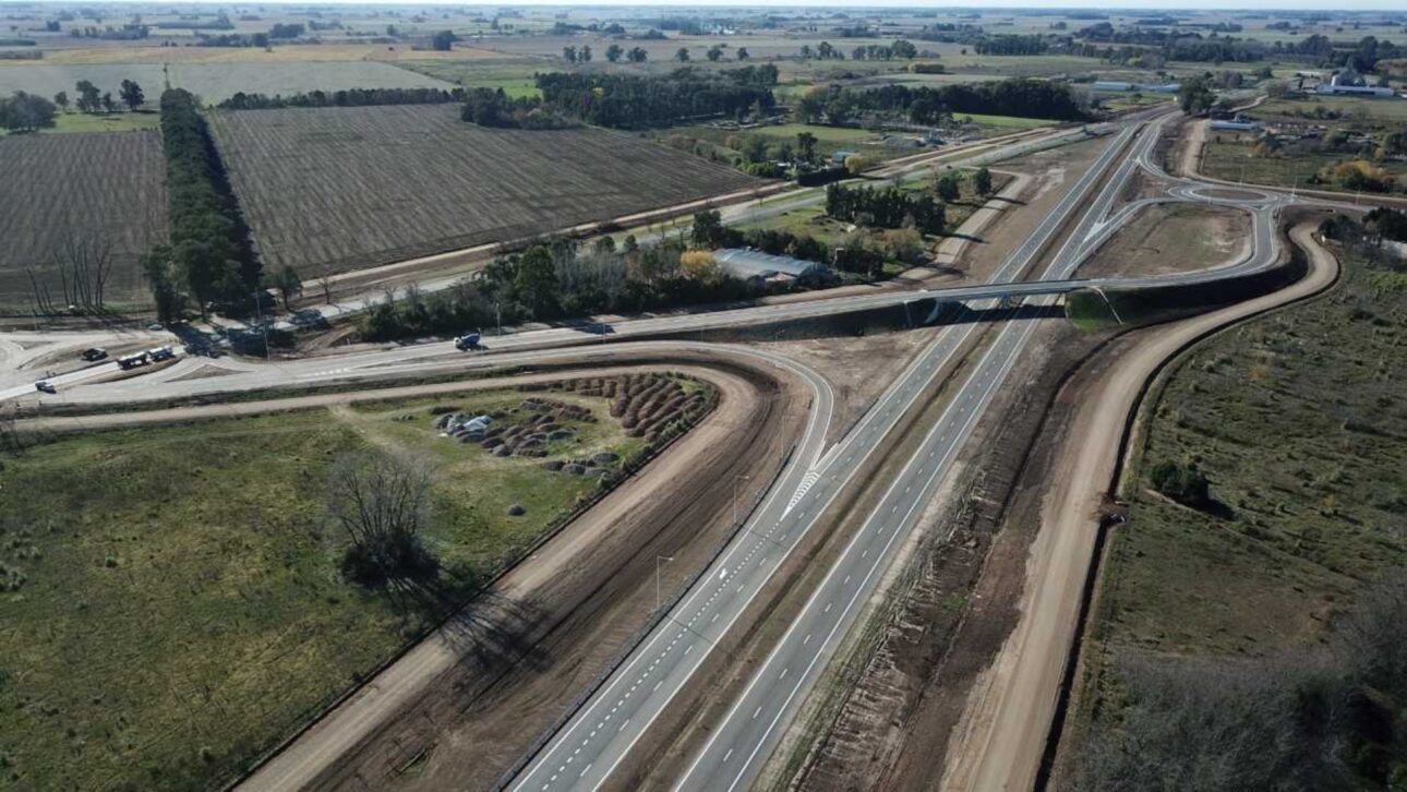 Límite de 130 km/h en las carreteras argentinas llama la atención y supera el brasileño. Entienda reglas, comparaciones e impactos en la seguridad vial.