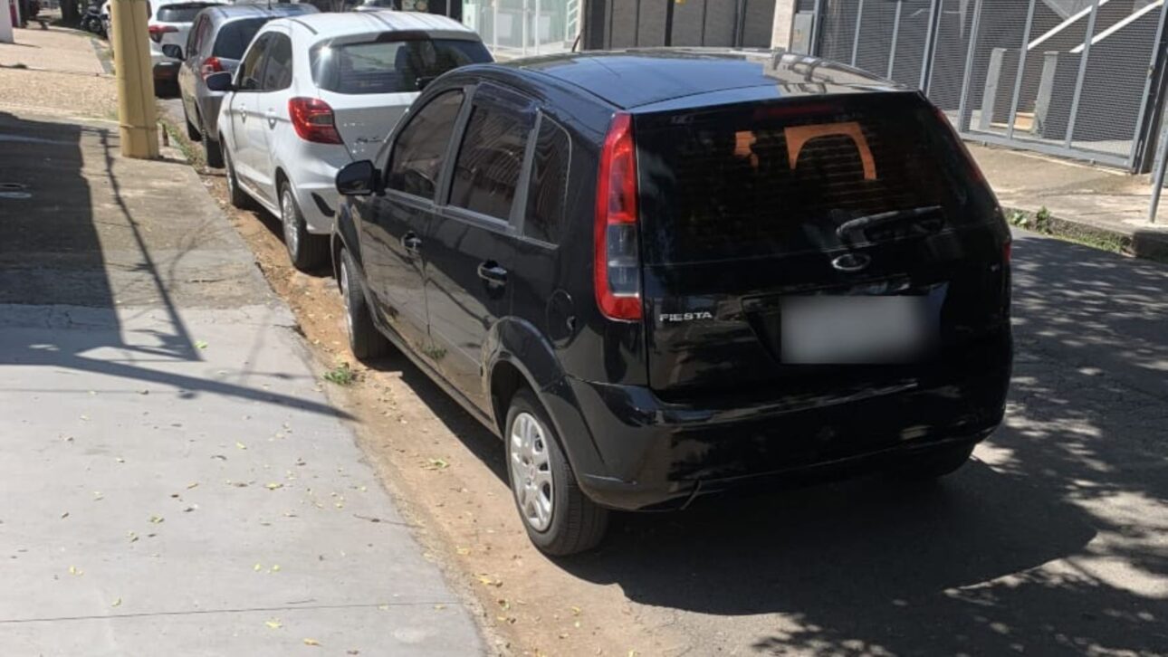 Estacionar frente a su propio garaje puede generar multa, puntos en la CNH y remoción del vehículo según el CTB. Vea las reglas y cómo evitar problemas.