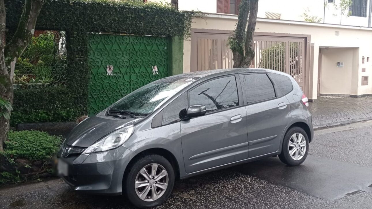 Estacionar frente a su propio garaje puede generar multa, puntos en la CNH y remoción del vehículo según el CTB. Vea las reglas y cómo evitar problemas.