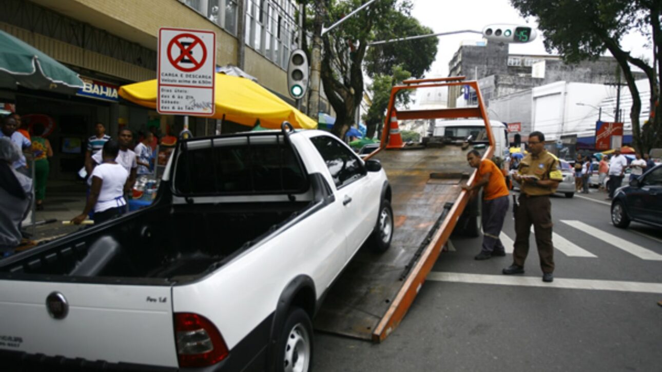 Estacionar frente a su propio garaje puede generar multa, puntos en la CNH y remoción del vehículo según el CTB. Vea las reglas y cómo evitar problemas.
