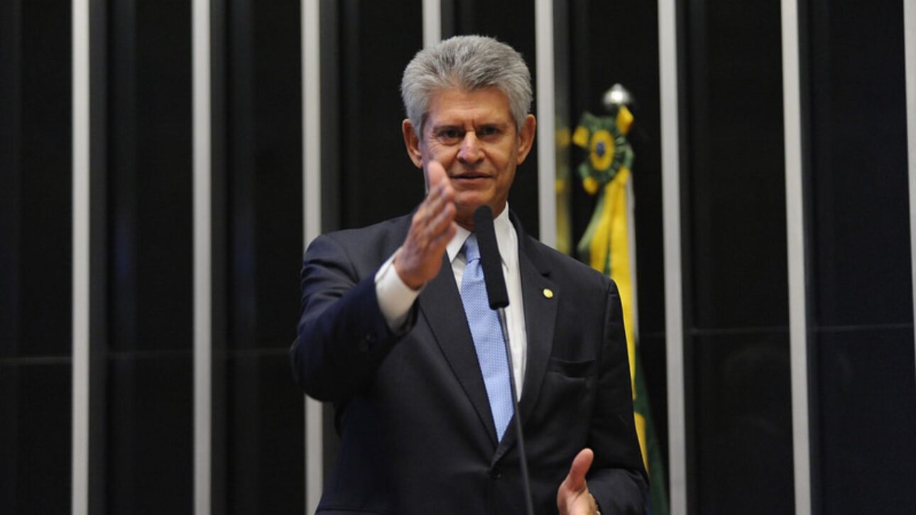 El diputado Afonso Motta (PDT-RS) es autor del proyecto que refuerza la reserva mínima de espacios para personas mayores en estacionamientos. (Imagen: reproducción)