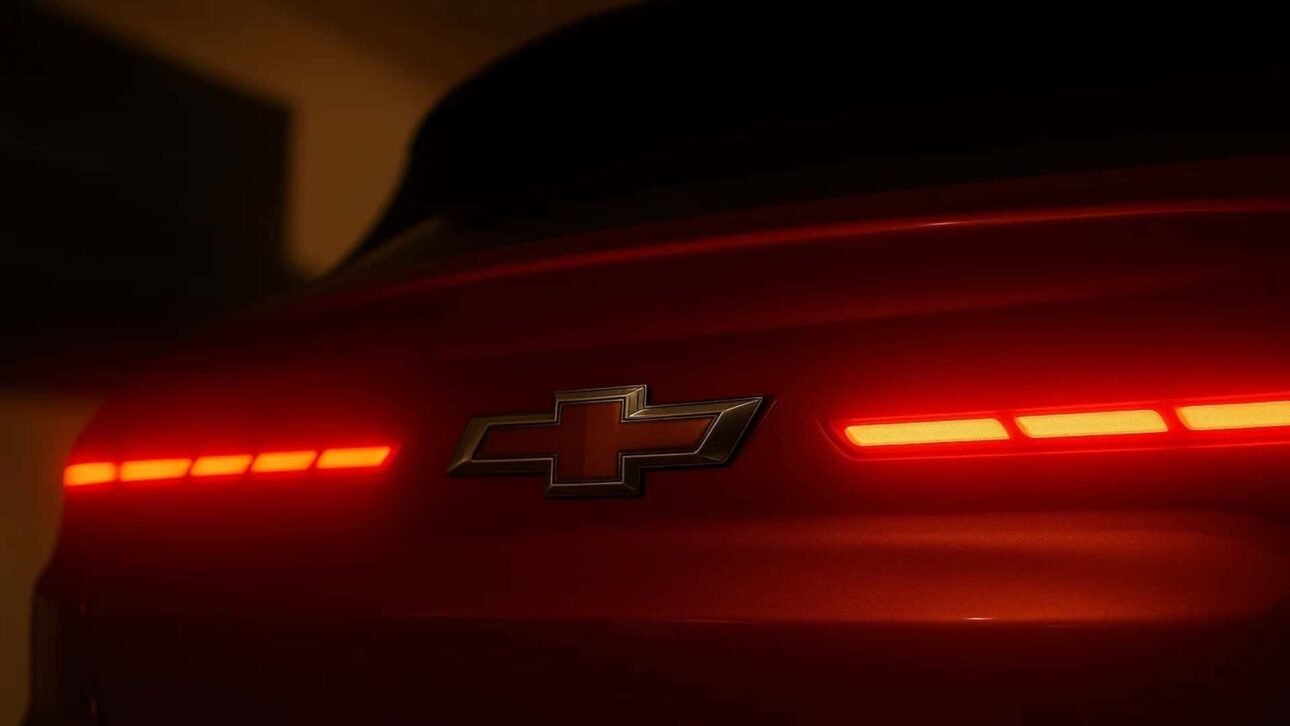 Chevrolet Sonic 2026 aparece sem camuflagem com visual robusto, faróis duplos, traseira redesenhada e motor 1.0 turbo com injeção direta.