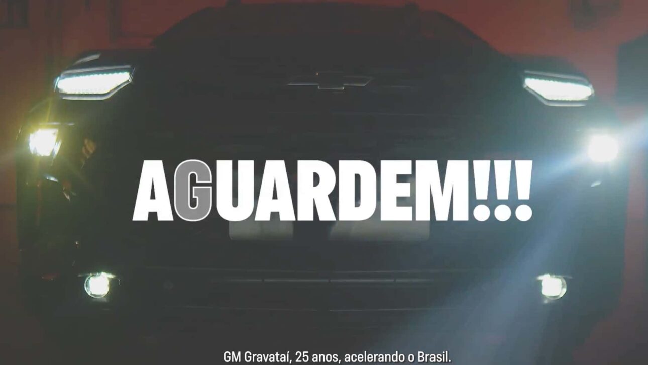 Chevrolet Sonic 2026 aparece sem camuflagem com visual robusto, faróis duplos, traseira redesenhada e motor 1.0 turbo com injeção direta.
