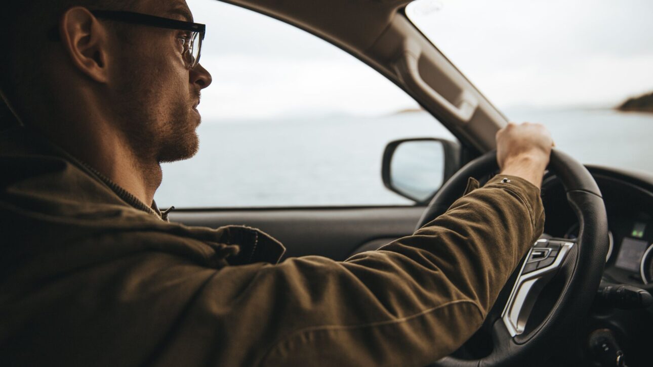 La regla de las gafas en la CNH exige el uso de lentes correctoras al conducir; quien incumple recibe multa gravísima, siete puntos y puede tener el vehículo retenido.