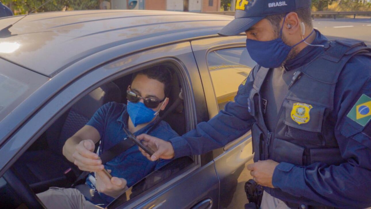 La regla de las gafas en la CNH exige el uso de lentes correctoras al conducir; quien incumple recibe multa gravísima, siete puntos y puede tener el vehículo retenido.