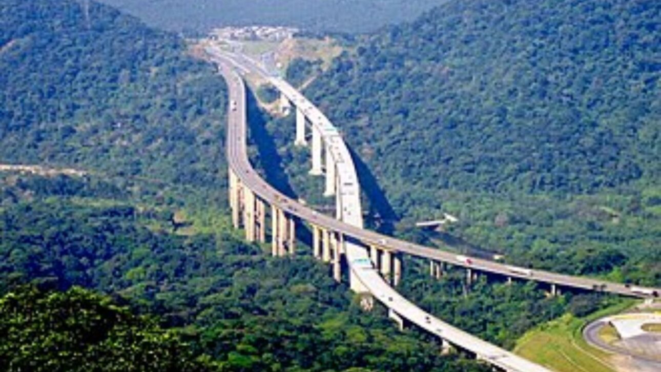 La Autopista De Los Inmigrantes Se Destaca Por Sus Altos Viaductos, Túneles Extensos Y Su Ingeniería Sostenible Al Cruzar La Sierra Del Mar Integrada A La Mata Atlántica.