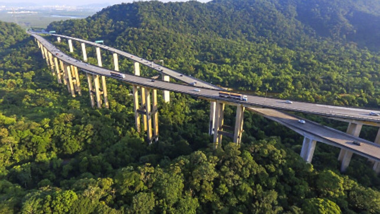 La Autopista De Los Inmigrantes Se Destaca Por Sus Altos Viaductos, Túneles Extensos Y Su Ingeniería Sostenible Al Cruzar La Sierra Del Mar Integrada A La Mata Atlántica.