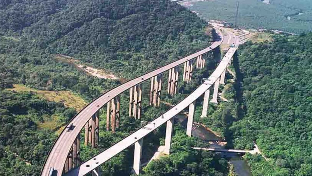 La Autopista De Los Inmigrantes Se Destaca Por Sus Altos Viaductos, Túneles Extensos Y Su Ingeniería Sostenible Al Cruzar La Sierra Del Mar Integrada A La Mata Atlántica.