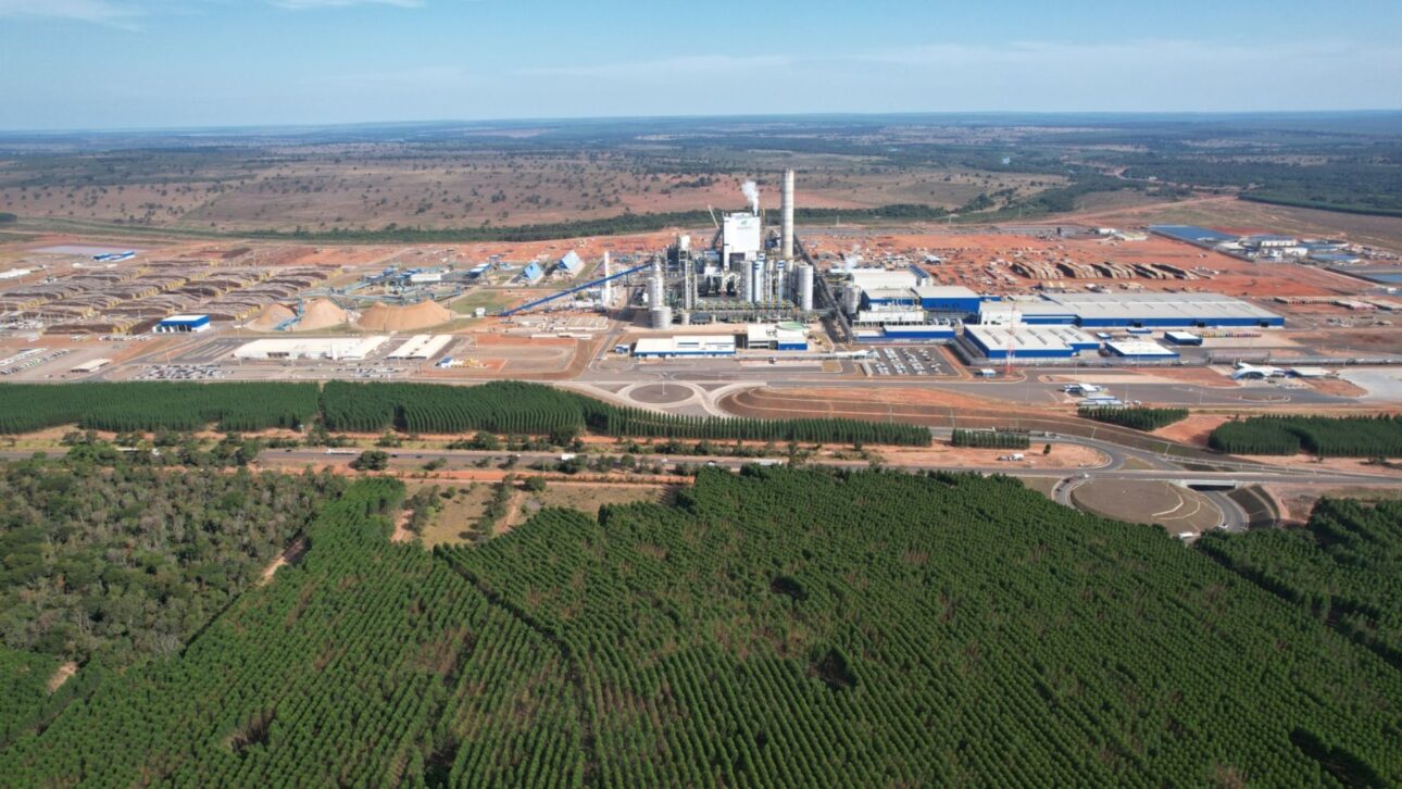 Megafábrica de Suzano transforma Ribas do Rio Pardo em polo global de celulose e energia renovável, com produção máxima e impacto econômico local.