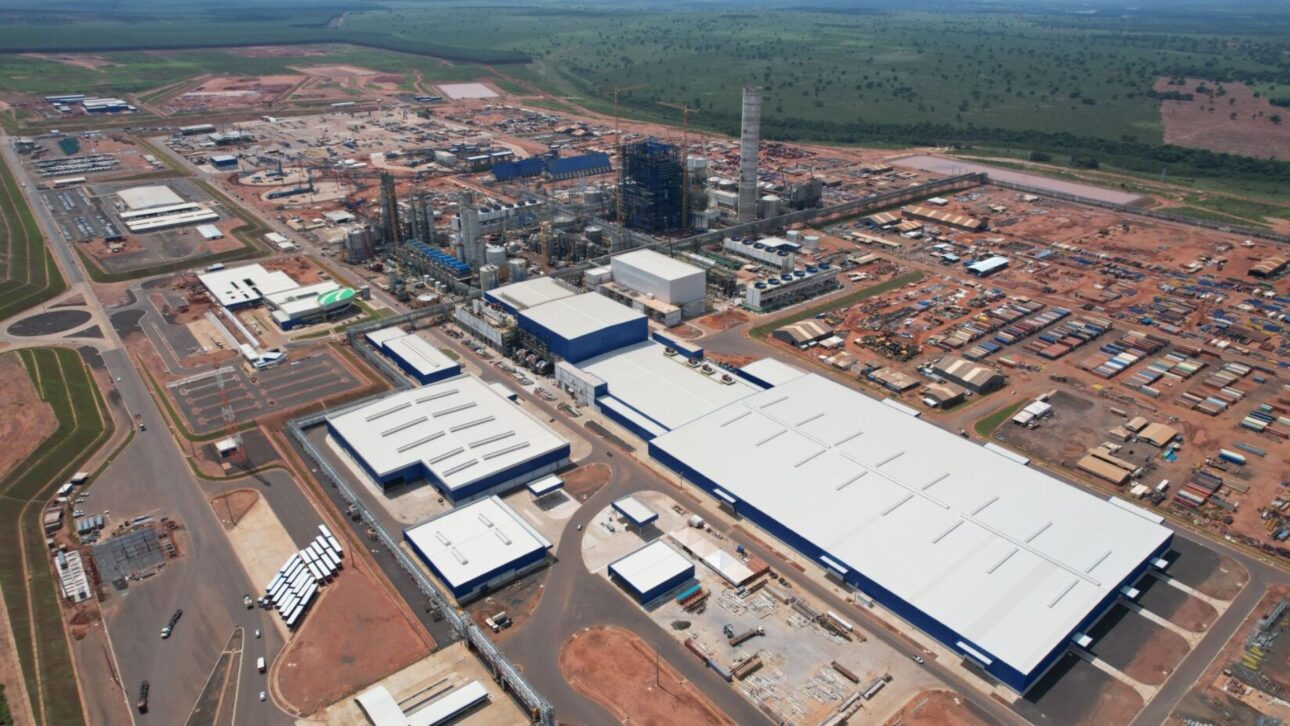 Megafábrica de Suzano transforma Ribas do Rio Pardo em polo global de celulose e energia renovável, com produção máxima e impacto econômico local.