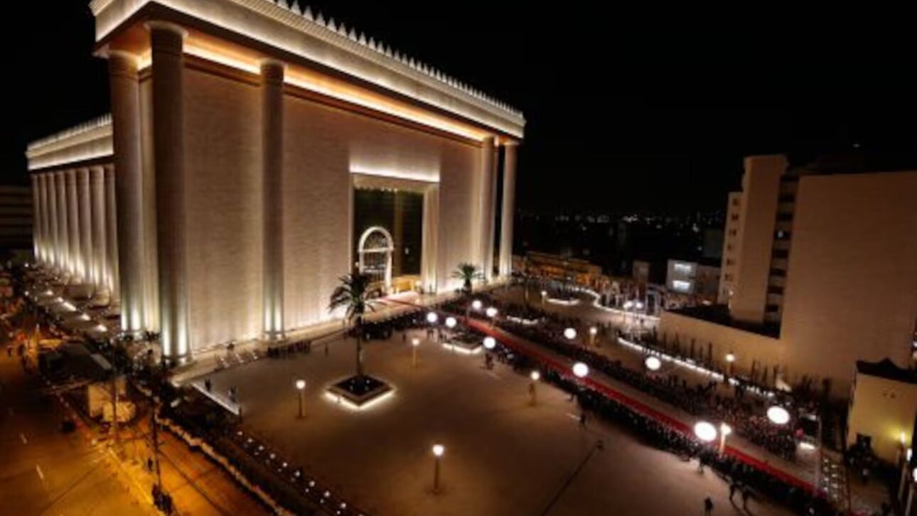 Entrada principal de iglesia evangélica de la Universal, lugar simbólico del debate sobre contribuciones y libertad religiosa. (Imagen: reproducción)