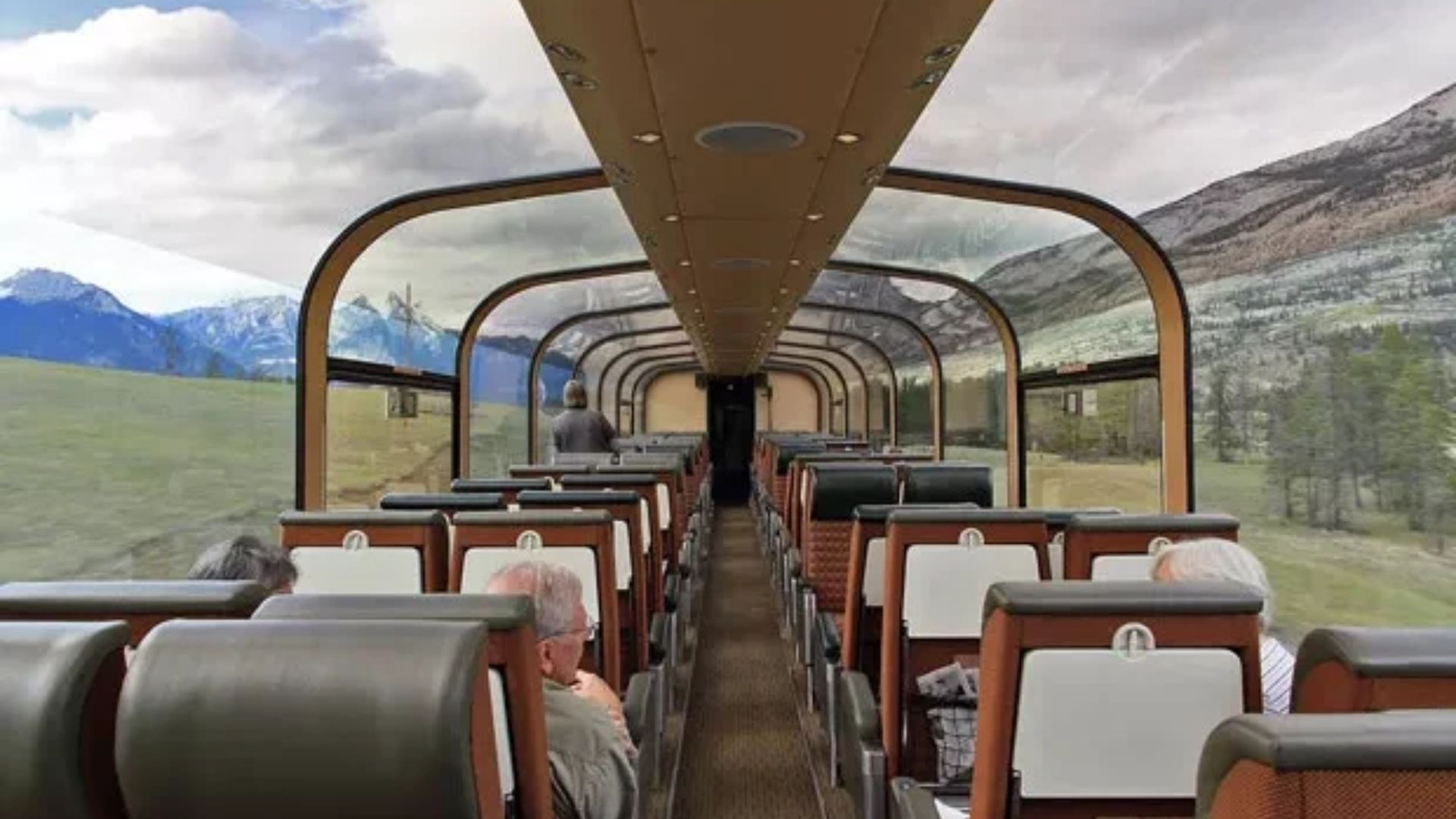 Trem panorâmico na Noruega leva turistas ao Ártico para observar auroras boreais em vagões de vidro com parada em Katterat e fogueira.