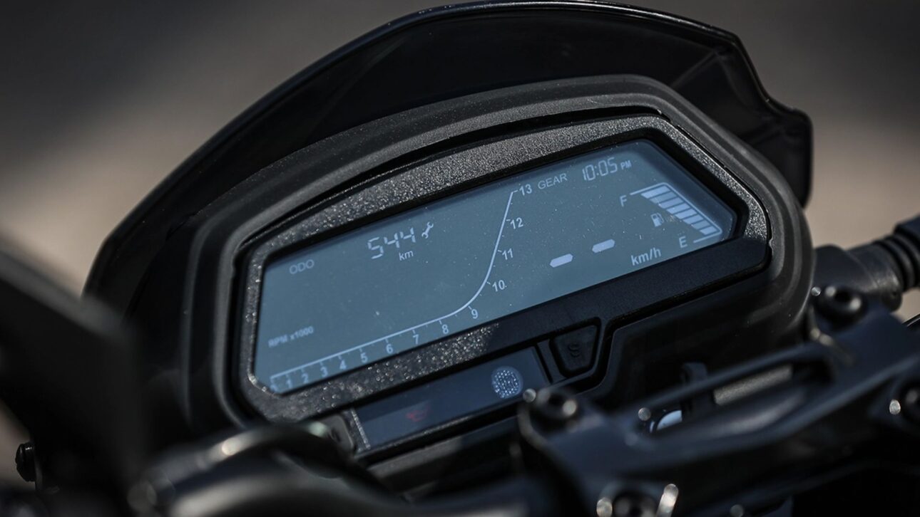 La Bajaj Dominar 250 2025 llega a Brasil con 27 cv, ABS de doble canal, suspensión invertida, precio fijo nacional y garantía de 3 años.