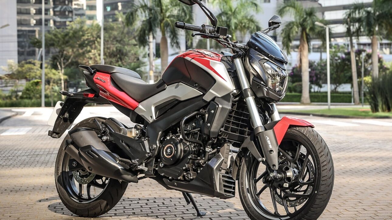 La Bajaj Dominar 250 2025 llega a Brasil con 27 cv, ABS de doble canal, suspensión invertida, precio fijo nacional y garantía de 3 años.