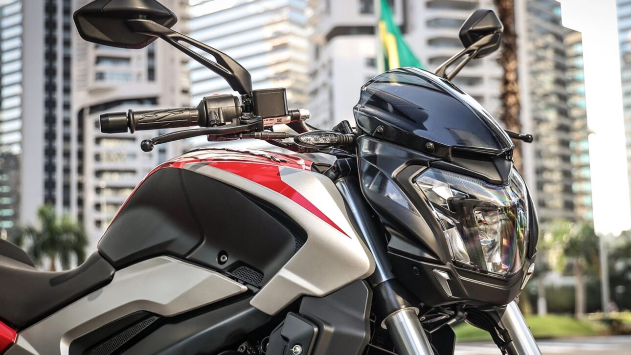 La Bajaj Dominar 250 2025 llega a Brasil con 27 cv, ABS de doble canal, suspensión invertida, precio fijo nacional y garantía de 3 años.