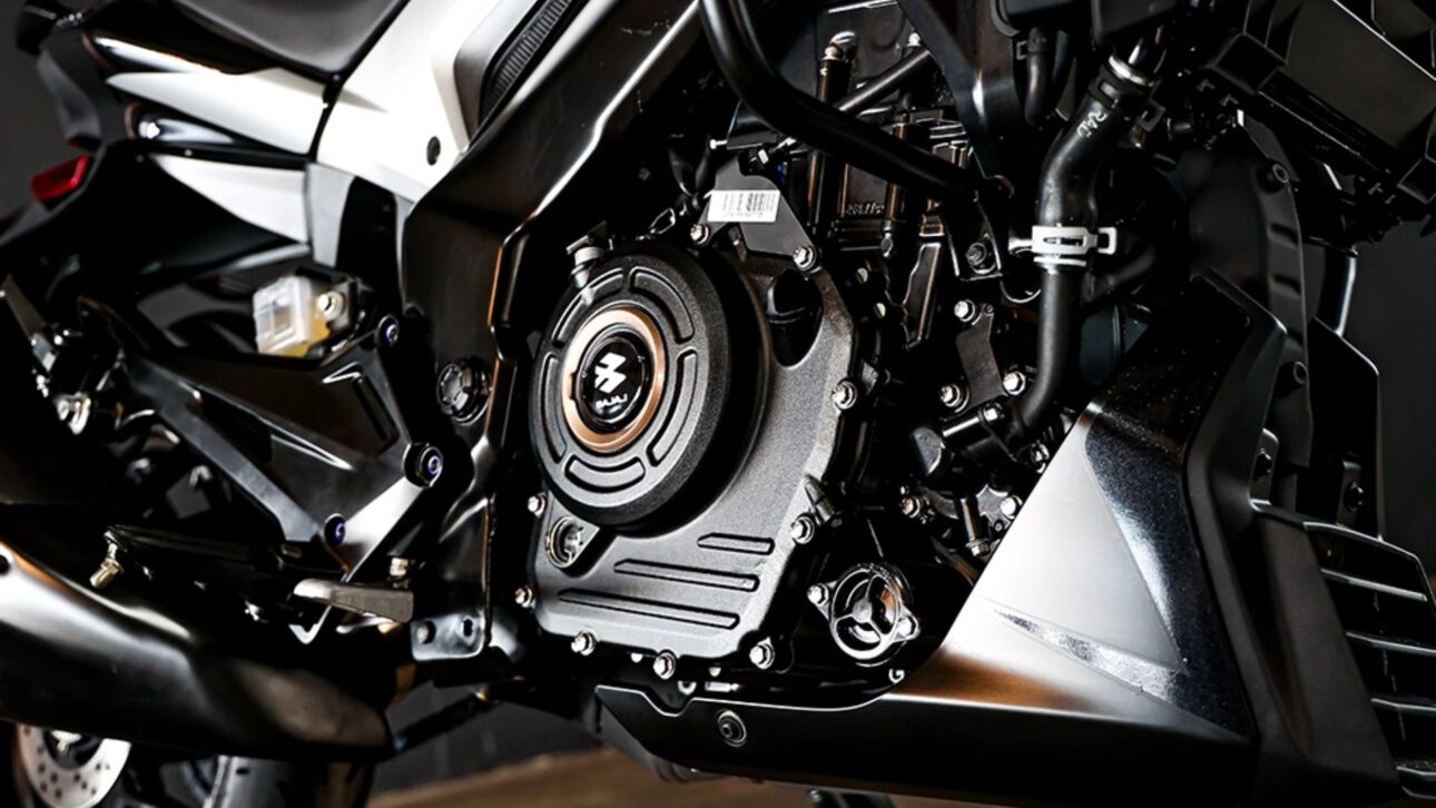 La Bajaj Dominar 250 2025 llega a Brasil con 27 cv, ABS de doble canal, suspensión invertida, precio fijo nacional y garantía de 3 años.