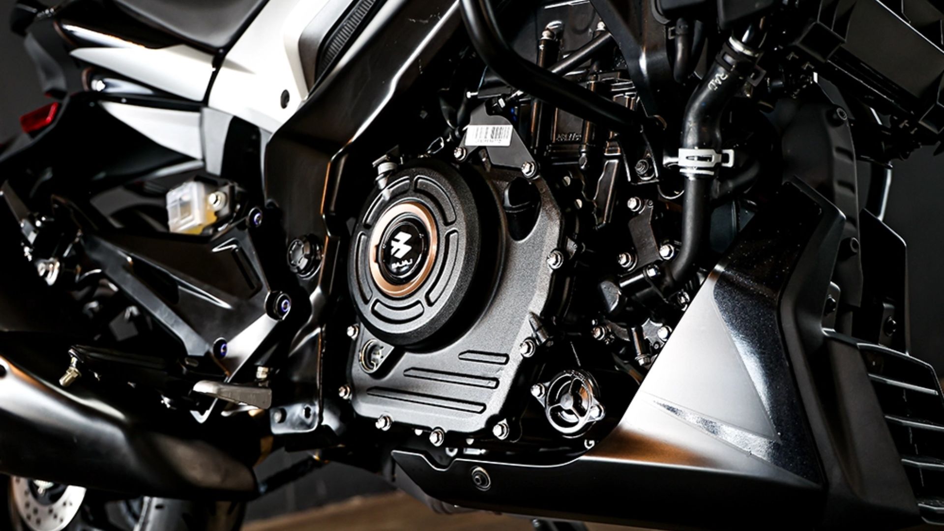 A Bajaj Dominar 250 2025 chega ao Brasil com 27 cv, ABS de duplo canal, suspensão invertida, preço fixo nacional e garantia de 3 anos.