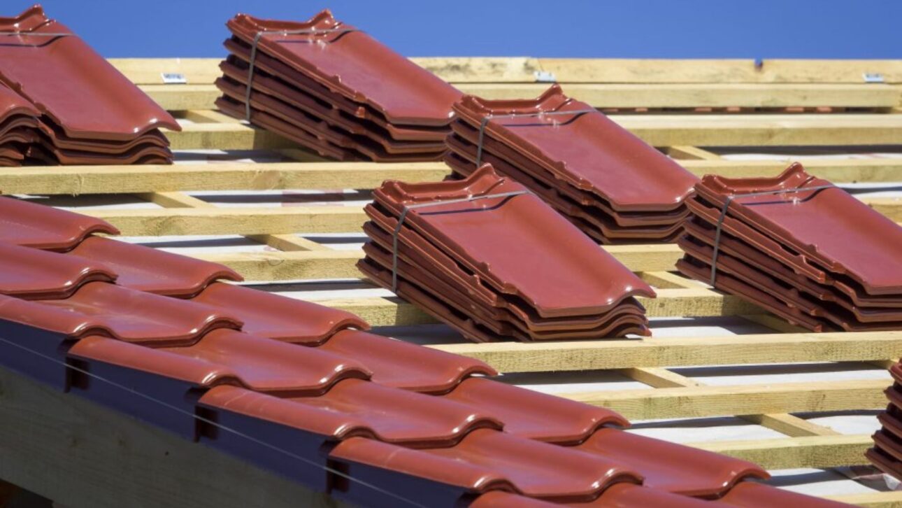 Tejado Shingle gana espacio en Brasil al ofrecer manta asfáltica, sellado eficiente, resistencia a vientos fuertes e instalación rápida y técnica.