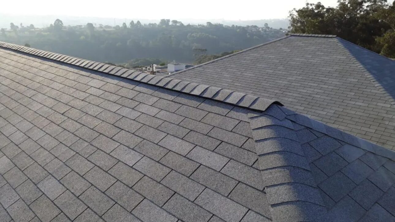 Tejado Shingle gana espacio en Brasil al ofrecer manta asfáltica, sellado eficiente, resistencia a vientos fuertes e instalación rápida y técnica.