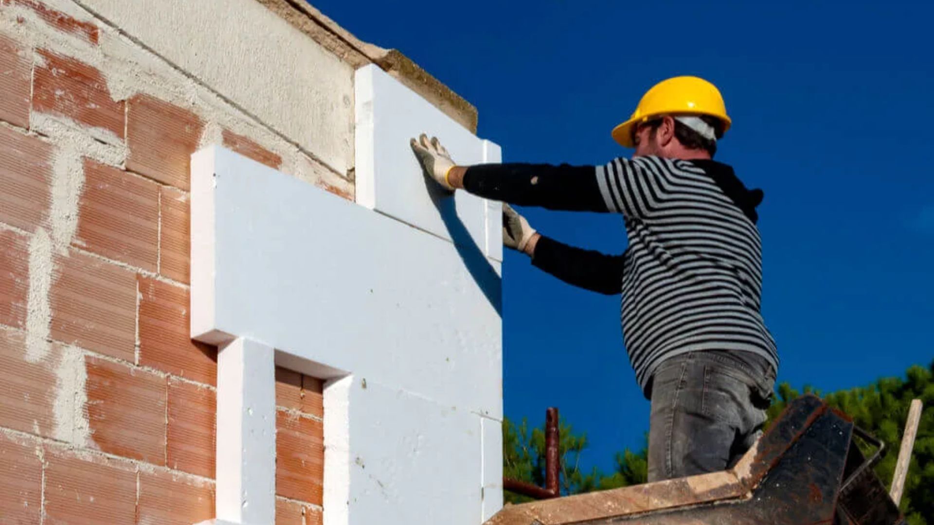 Teste prático compara lã de vidro, lã de rocha e espuma expansiva e mostra qual isolante térmico é mais econômico ao transformar galpão em escritório.