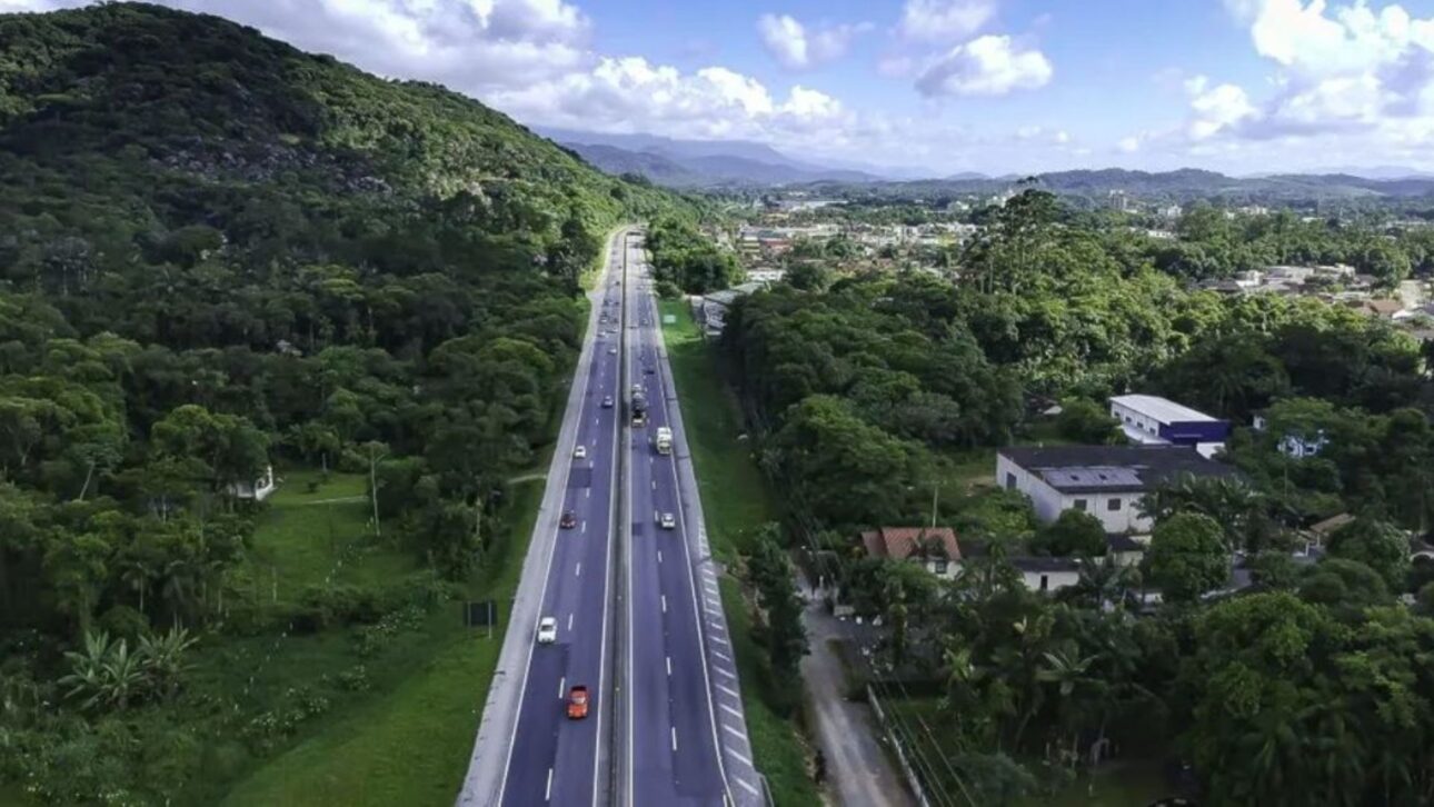 La Via Mar es una nueva carretera de SC con 145 km y seis carriles para conectar Joinville a la Gran Florianópolis, alternativa a la BR-101, con obras previstas a partir de 2026.
