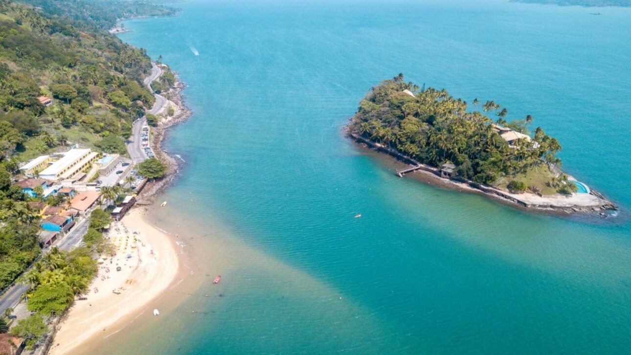 Ilhabela reúne más de 40 playas, senderos en la Mata Atlántica, cascadas y centro histórico, combinando naturaleza preservada e infraestructura turística en el litoral norte paulista.