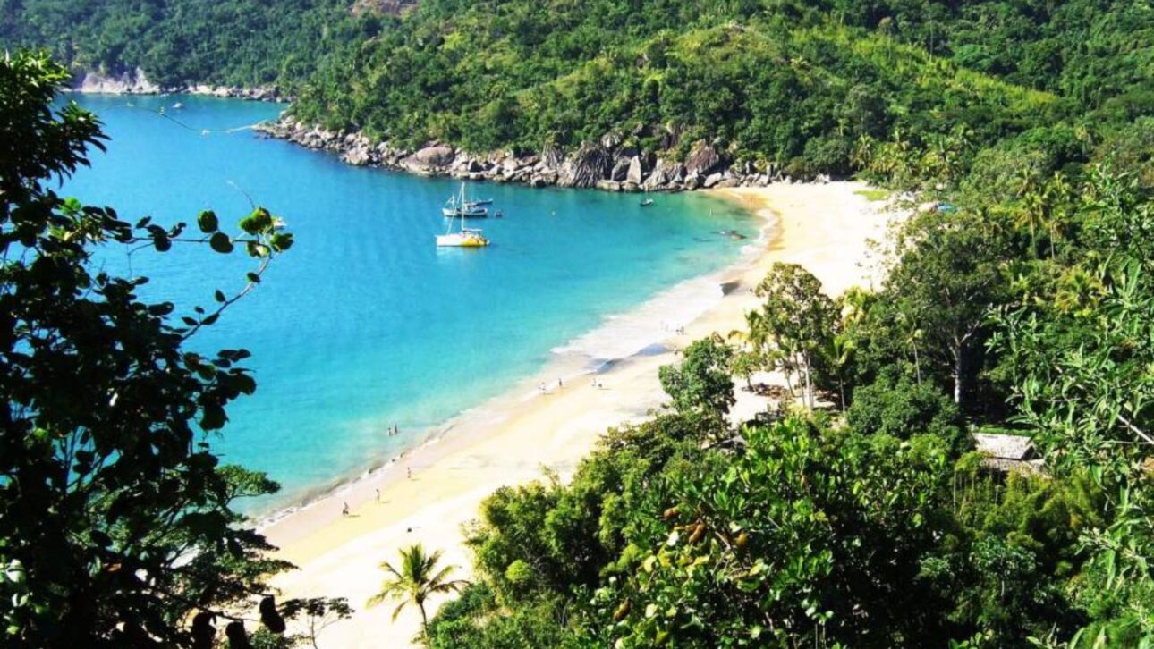 Ilhabela reúne más de 40 playas, senderos en la Mata Atlántica, cascadas y centro histórico, combinando naturaleza preservada y estructura turística en el litoral norte paulista.