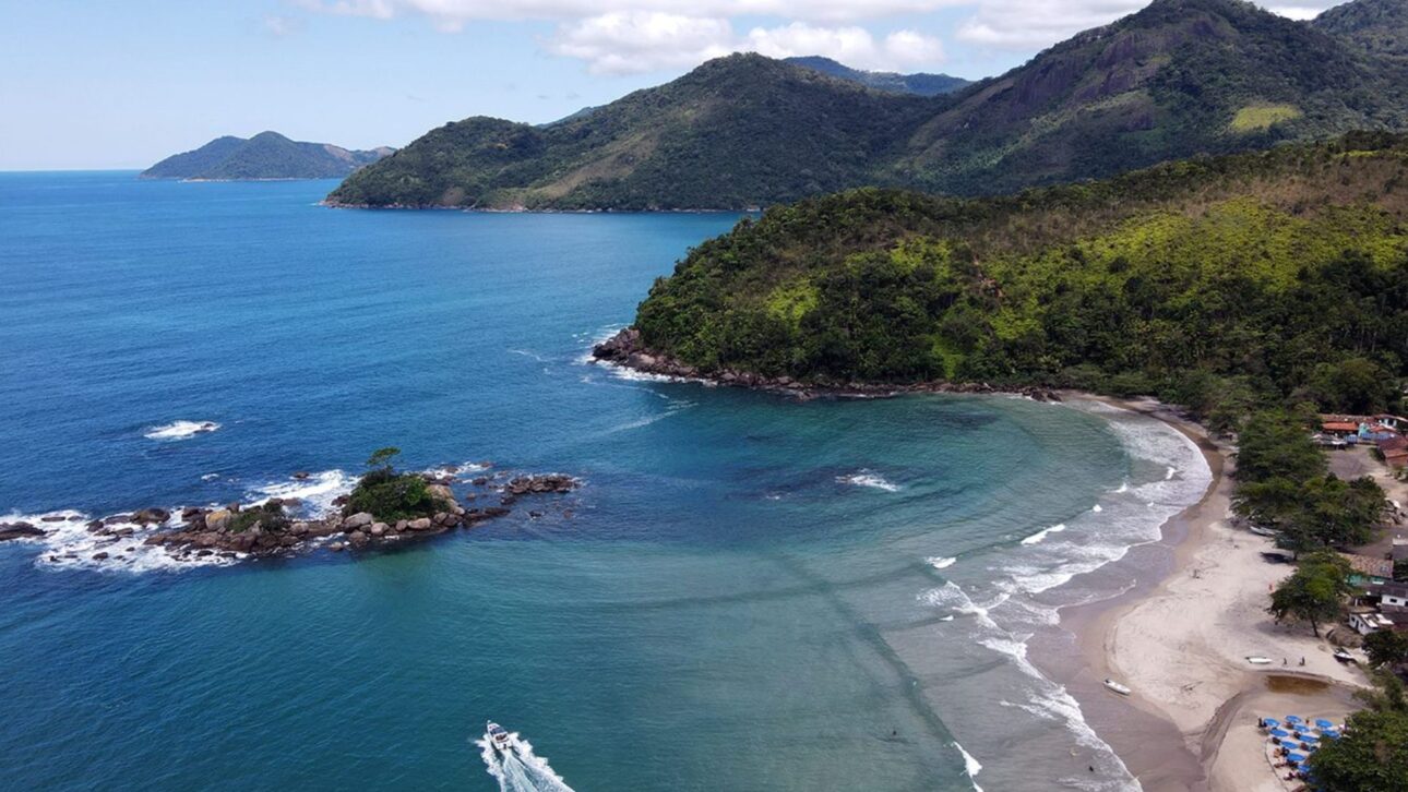 Ilhabela reúne más de 40 playas, senderos en la Mata Atlántica, cascadas y centro histórico, combinando naturaleza preservada y estructura turística en el litoral norte paulista.