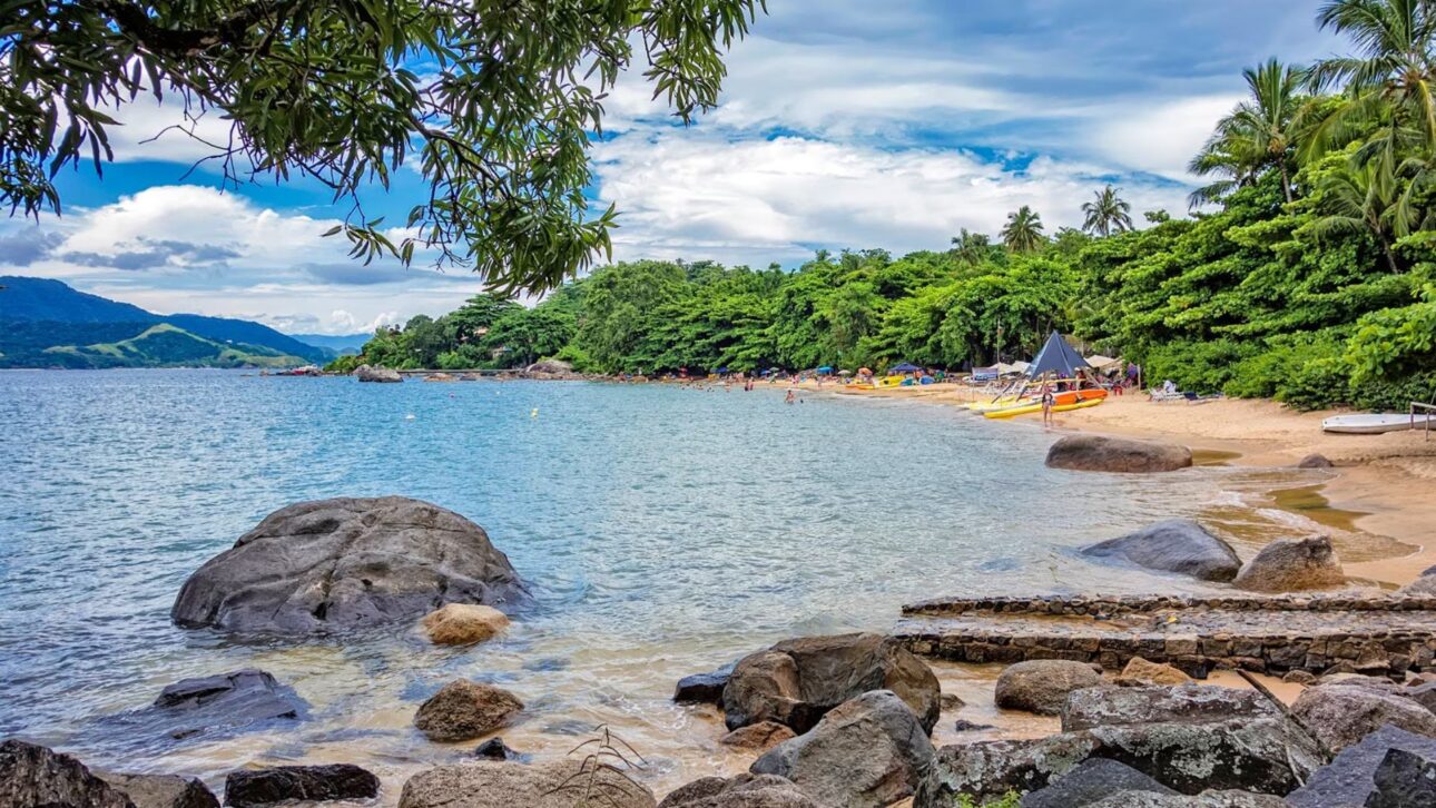 Ilhabela reúne más de 40 playas, senderos en la Mata Atlántica, cascadas y centro histórico, combinando naturaleza preservada y estructura turística en el litoral norte paulista.