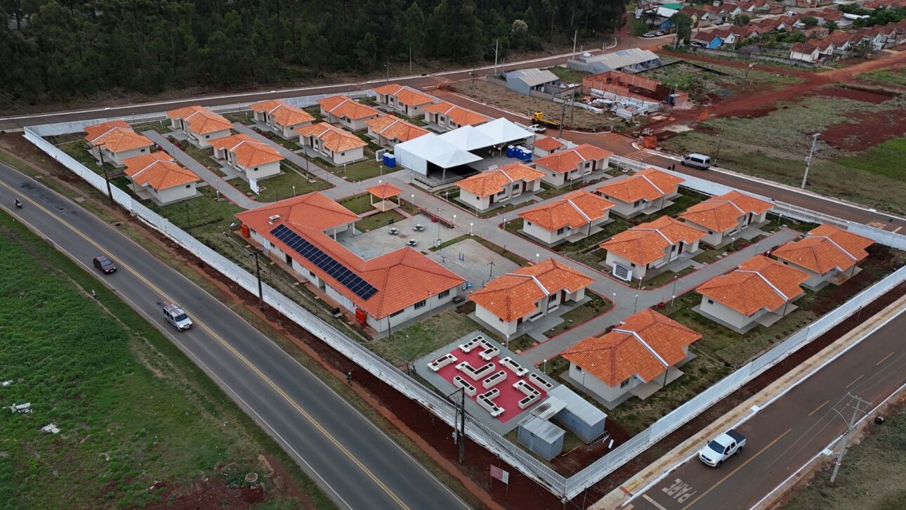 Paraná inaugura condominio de adulto mayor con alquiler social de R$ 227, piscina térmica, seguimiento médico y nuevas obras en curso en el Estado.
