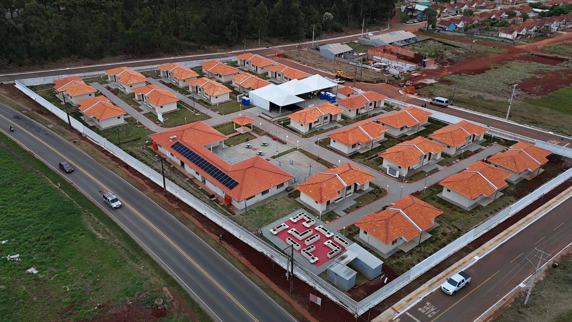 Paraná inaugura condomínio do idoso com aluguel social de R$ 227, piscina térmica, acompanhamento médico e novas obras em andamento no Estado.