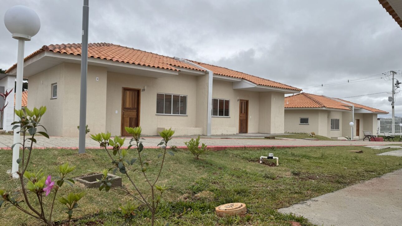 Paraná inaugura condominio de adulto mayor con alquiler social de R$ 227, piscina térmica, seguimiento médico y nuevas obras en curso en el Estado.