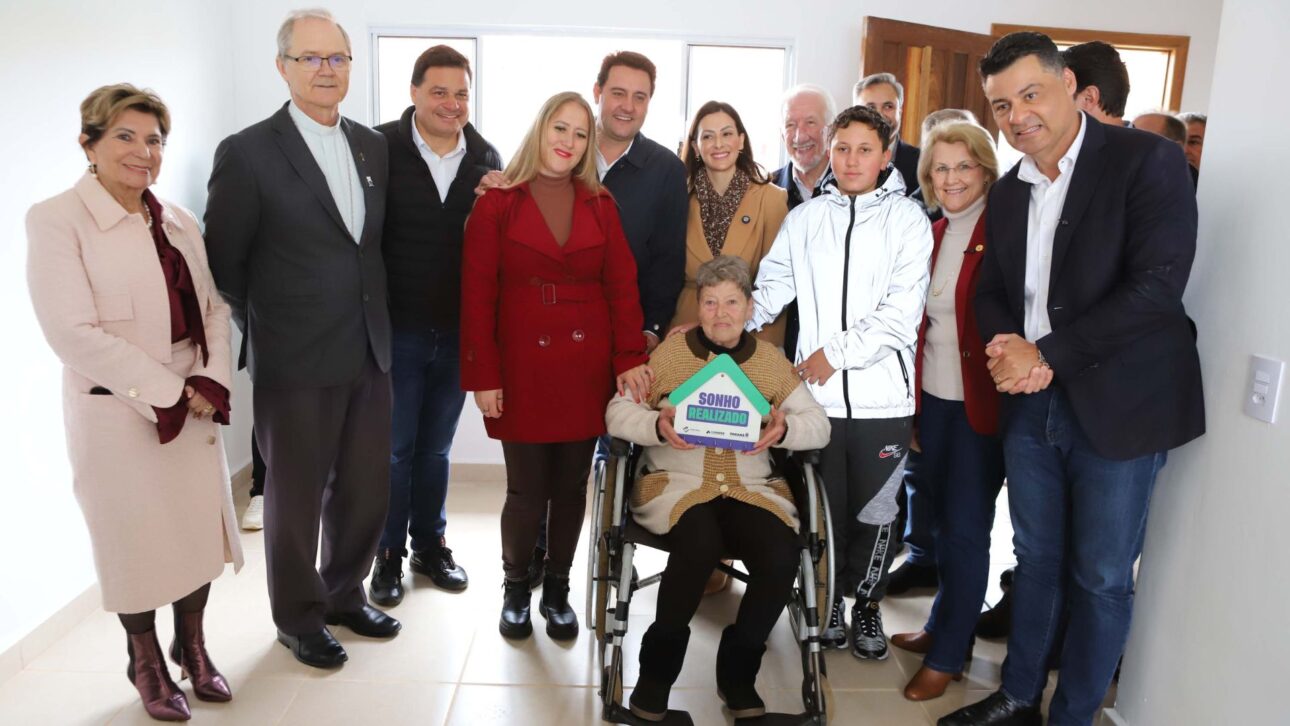 Paraná inaugura condominio de adulto mayor con alquiler social de R$ 227, piscina térmica, seguimiento médico y nuevas obras en curso en el Estado.