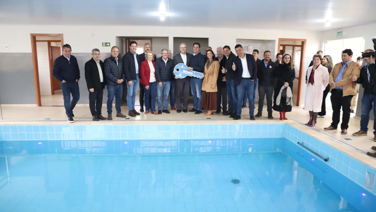 Paraná inaugura condominio de adulto mayor con alquiler social de R$ 227, piscina térmica, seguimiento médico y nuevas obras en curso en el Estado.