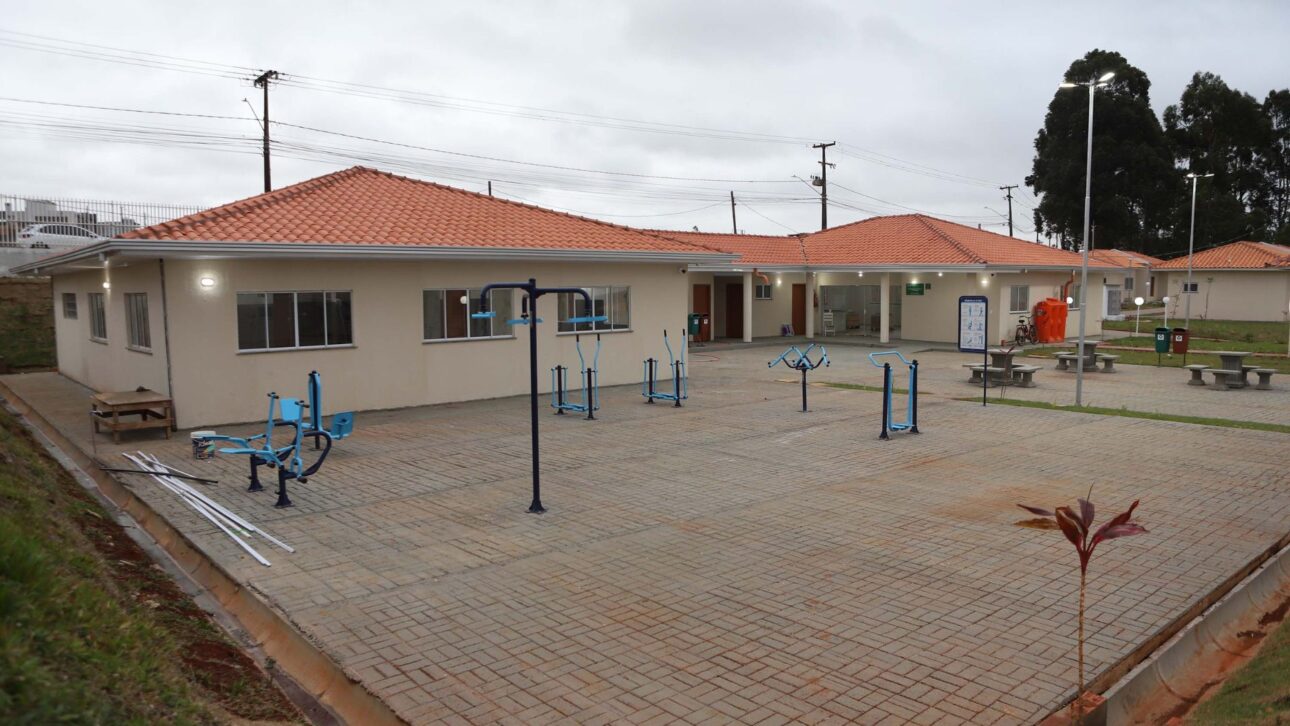 Paraná inaugura condominio de adulto mayor con alquiler social de R$ 227, piscina térmica, seguimiento médico y nuevas obras en curso en el Estado.